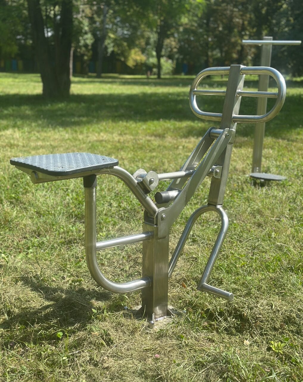 kovový vonkajší fitness nástroj na precvičenie nôh