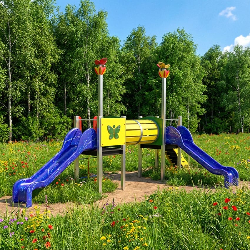 detské ihrisko na lúke pri lese