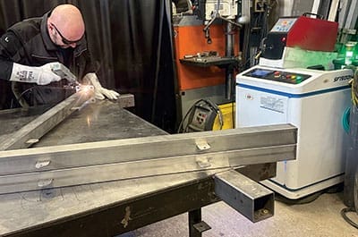 zvárač pri práci na detskom ihrisku